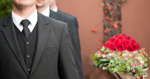 Indossare o Meno la Cravatta a un Funerale
