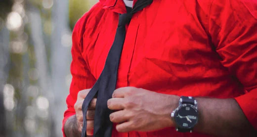 Quale Colore di Cravatta Abbinare a una Camicia Rossa