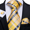 Cravatta Gialla con Strisce Bianche e Nere